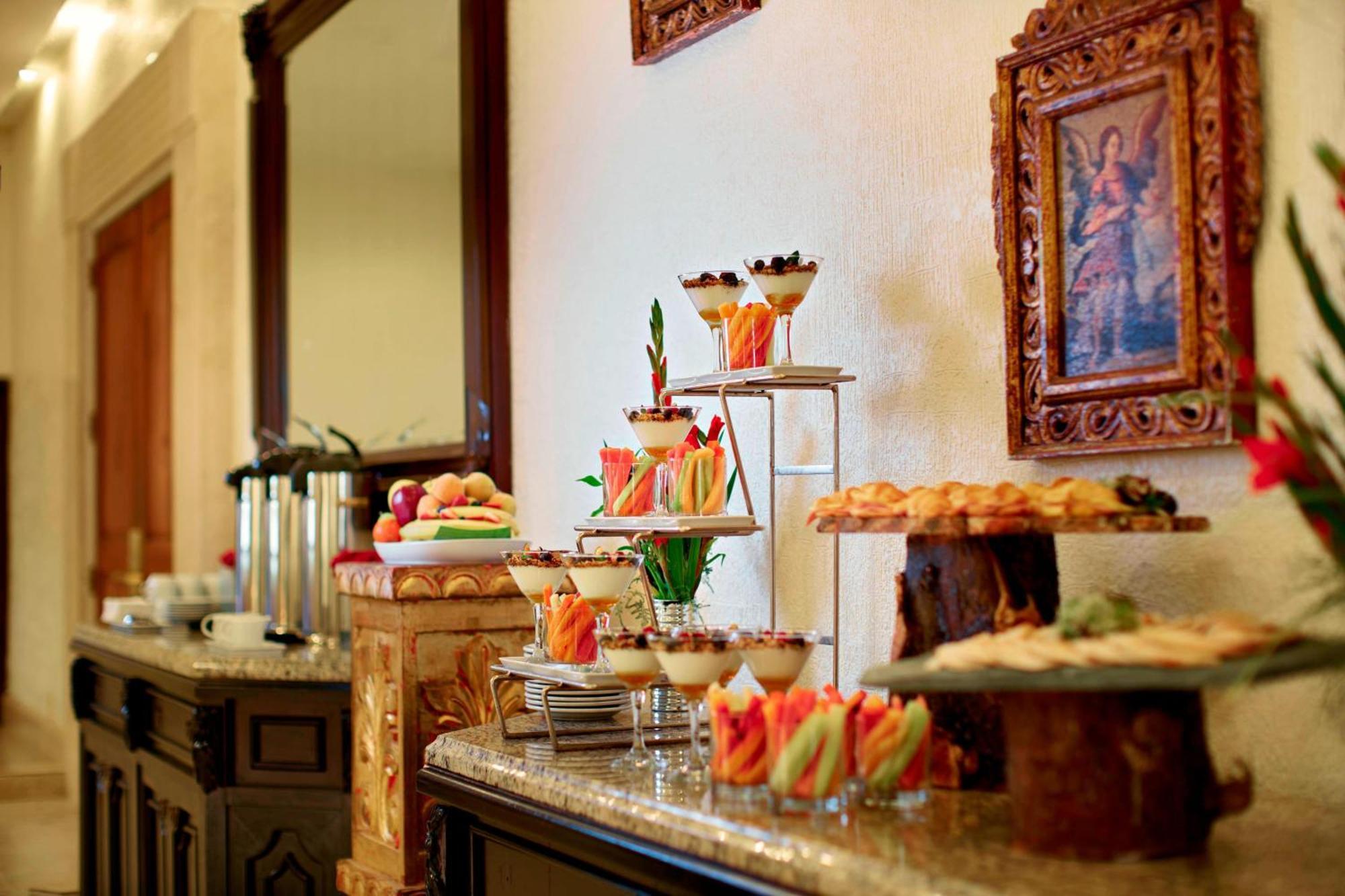 Fiesta Americana Hacienda Ixtapan De La Sal Exterior photo A buffet at a hotel
