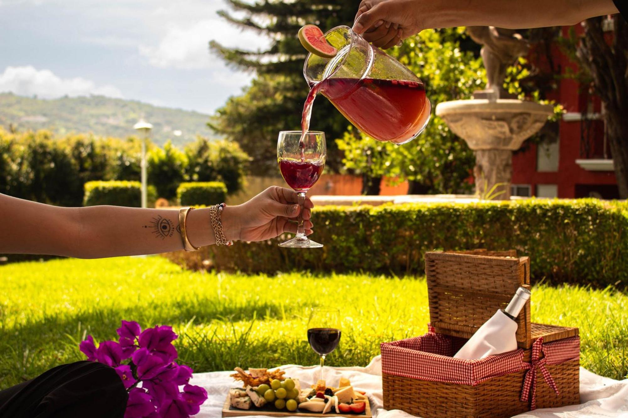 Fiesta Americana Hacienda Ixtapan De La Sal Exterior photo Wine being poured into a wine glass