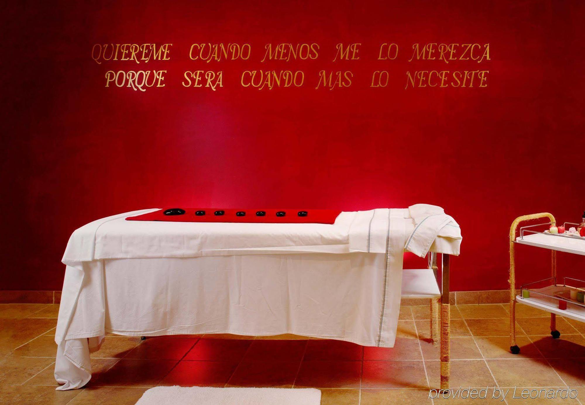 Fiesta Americana Hacienda Ixtapan De La Sal Exterior photo A massage table